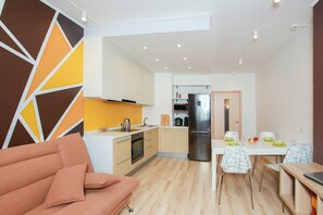 Chambre Quadruple Familiale, cuisine | Coin séjour | Télévision à écran plat