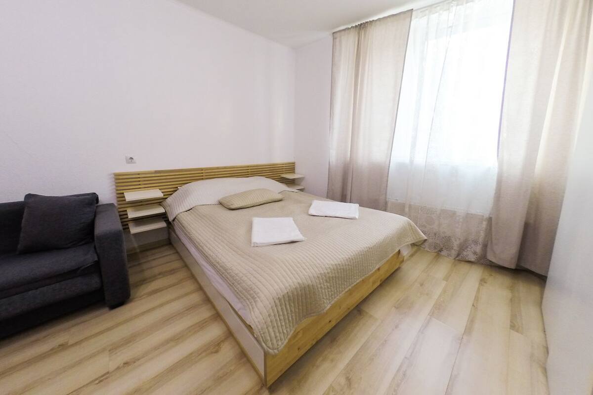 Monolocale Basic, 1 letto matrimoniale con divano letto, cucina, vista città | Una scrivania, ferro/asse da stiro, Wi-Fi gratuito