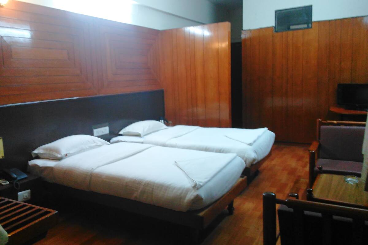 Deluxe kamer, 1 twee- of 2 eenpersoonsbedden, 2 eenpersoonsbedden | Hypoallergeen beddengoed, donsdekens, een bureau