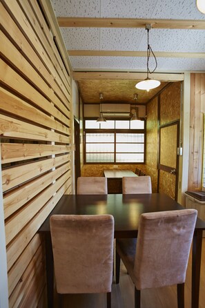 Khu vực ăn uống tại phòng