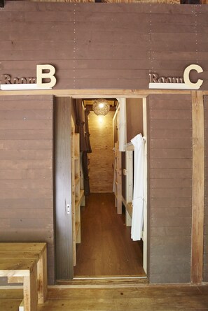 Dormitório compartilhado, em dormitório misto | Cofres nos quartos, Wi-Fi de cortesia