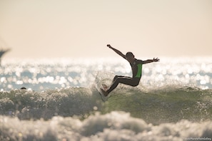 A surfer riding a wave. - Preta Torami - Hostel (Ichinomiya)