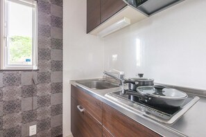 Hus | Privat køkken | Køleskab, mikrobølgeovn, kogeplade, elkedel