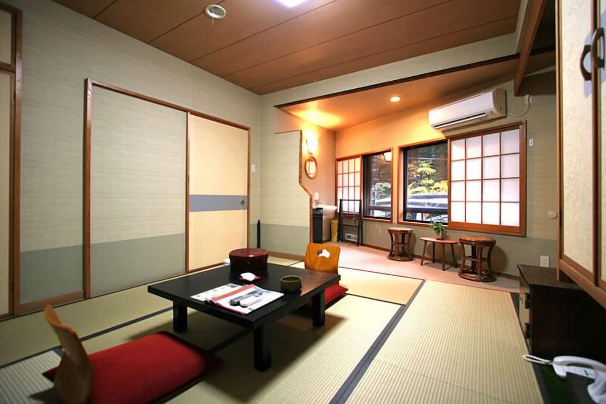 客房内保险箱、办公桌、笔记本电脑工作区、免费 WiFi