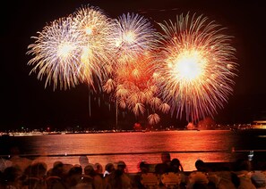 A waterfront view with fireworks display. - Masutomi Ryokan (Hakone)