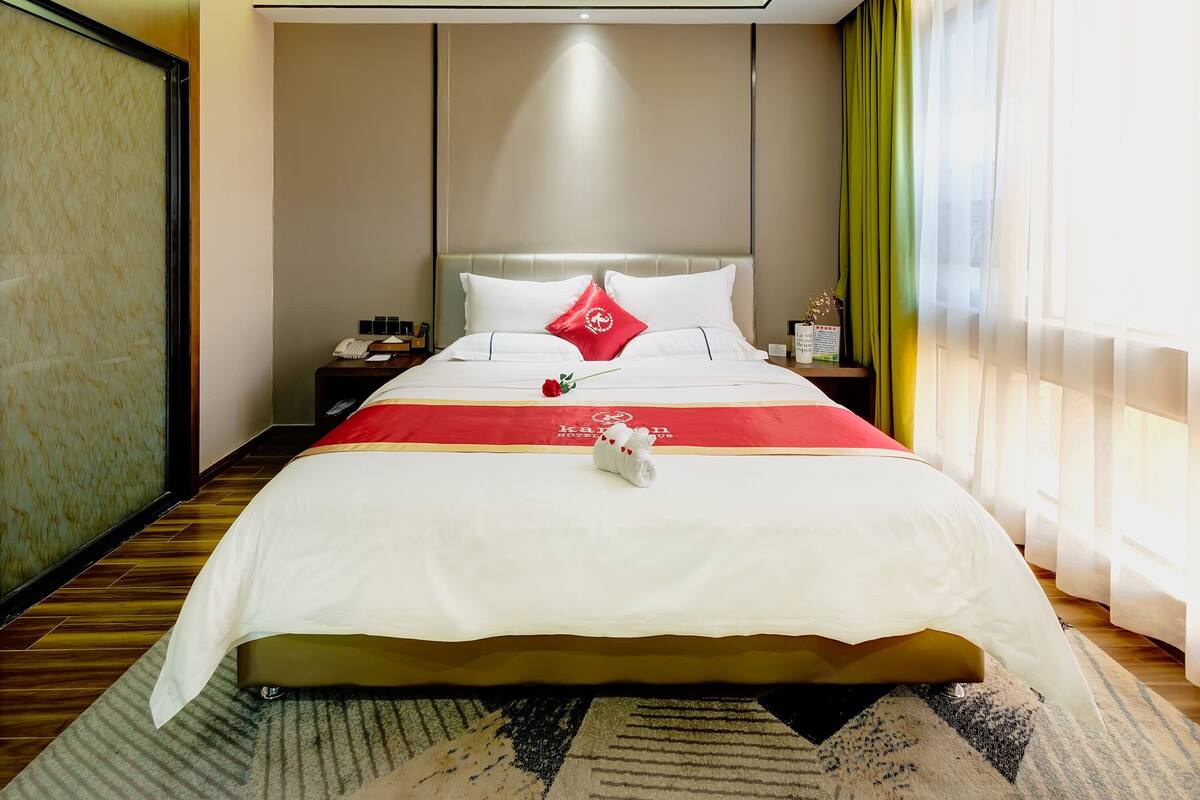 Deluxe suite | Een bureau, verduisterende gordijnen, gratis wifi