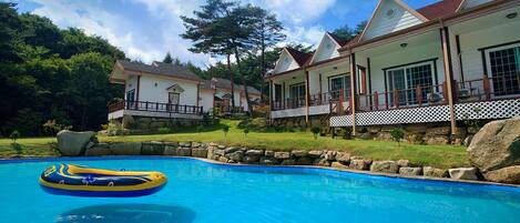 Een seizoensgebonden buitenzwembad en een zwemvijver