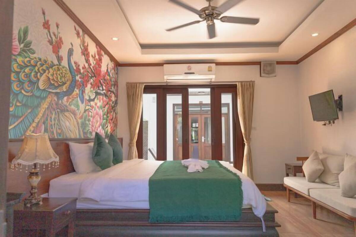 1 bedroom, premium bedding, in-room safe, desk