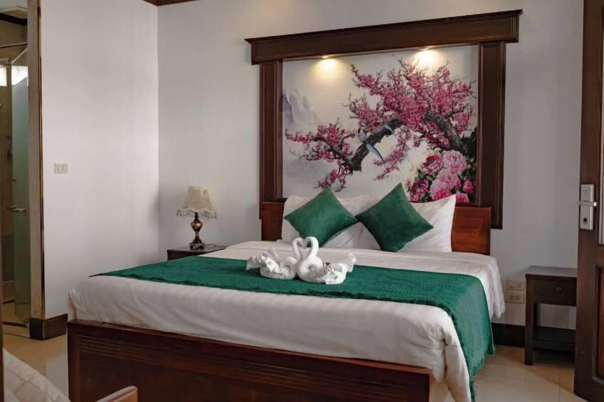 1 bedroom, premium bedding, in-room safe, desk