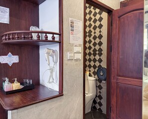 Dusche, Bademäntel, Hausschuhe, Handtücher