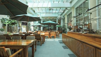 Lunch and dinner served