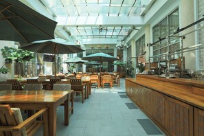 Lunch and dinner served - YENTAI Hotel (Magong)