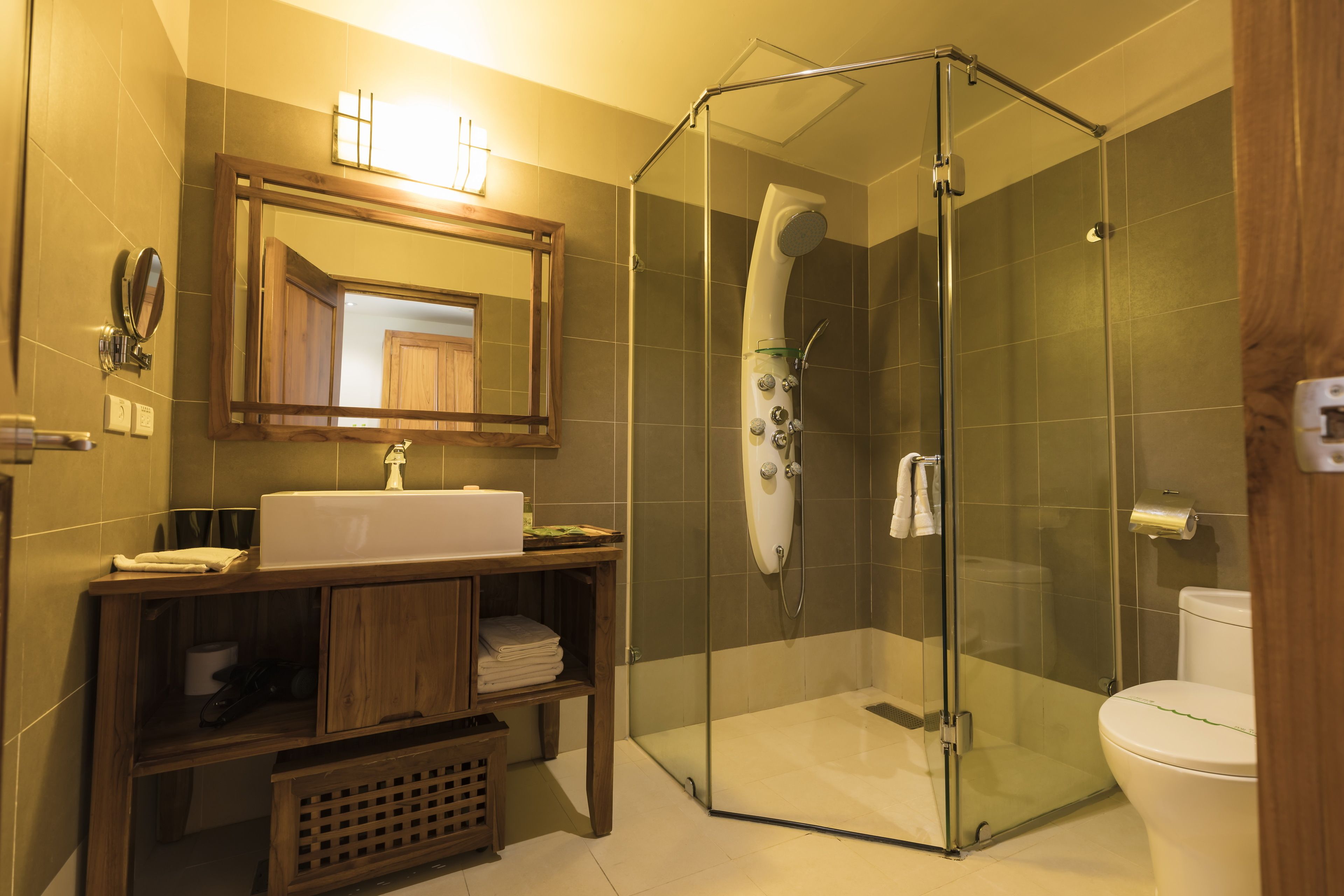 superior twin room | bathroom | shower, hydromassage showerhead, free toiletries, hair dryer