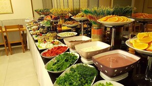 Taula de buffet amb diversos plats i barra de verdures.