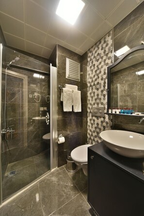 Basic Triple Room | Bathroom - Pelican House Hotel (Istanbul)