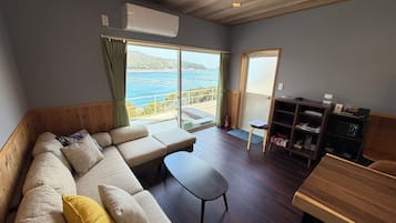 Private Vacation Home | Living area | Flat-screen TV