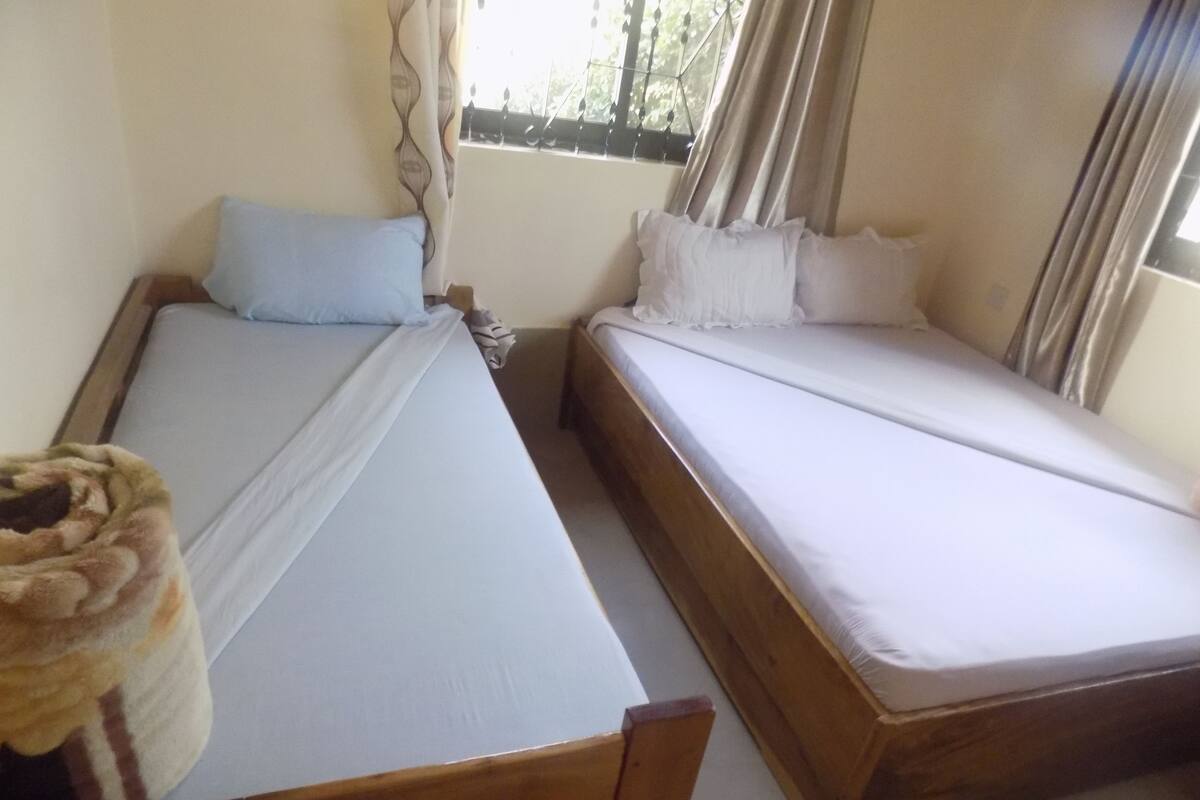 1 habitación, tabla de planchar con plancha y wifi