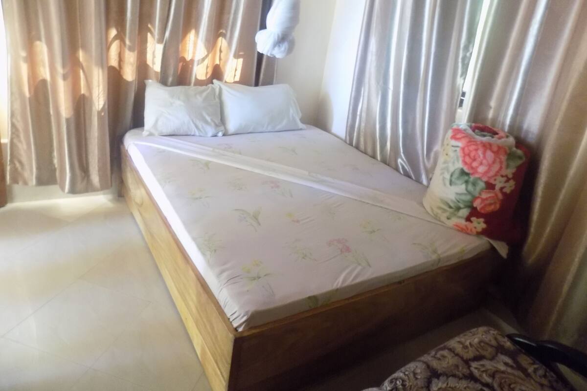 1 habitación, tabla de planchar con plancha y wifi