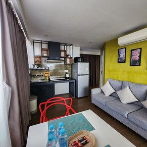 Presidentieel appartement, bubbelbad ( VIP ) | Privékeuken | Een koelkast met diepvriezer, een microgolfoven, een kookplaat