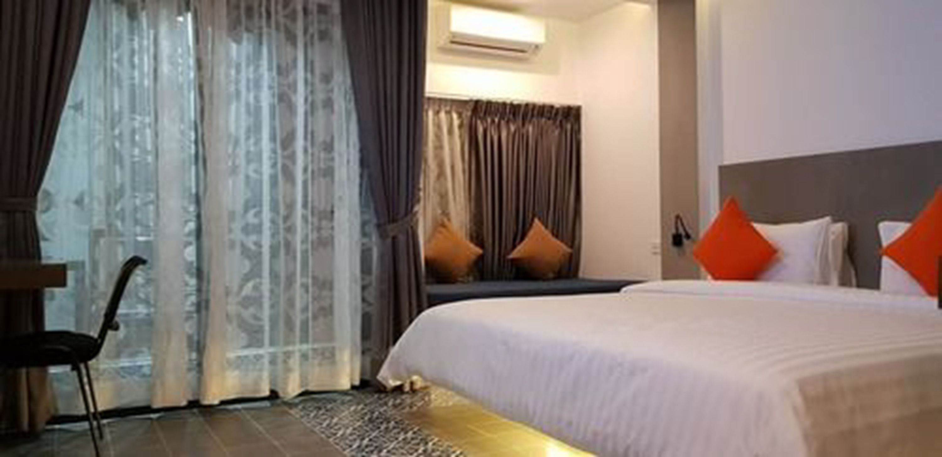 Luxury Condo | Desk, blackout curtains, free WiFi, bed sheets