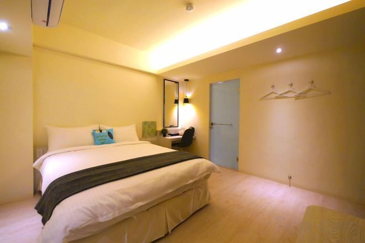 Premium bedding, minibar, laptop workspace, blackout drapes
