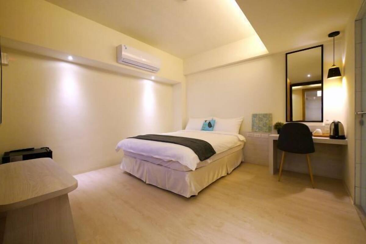 Premium bedding, minibar, laptop workspace, blackout curtains