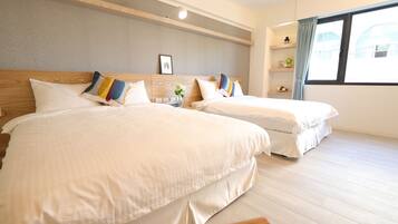Quarto quádruplo luxo, 2 camas de casal | Comodidades do quarto