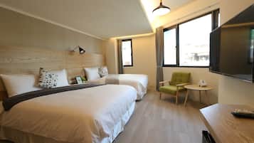 Quarto quádruplo elite, 2 camas de casal | Roupas de cama premium, frigobar, espaço de trabalho para notebook