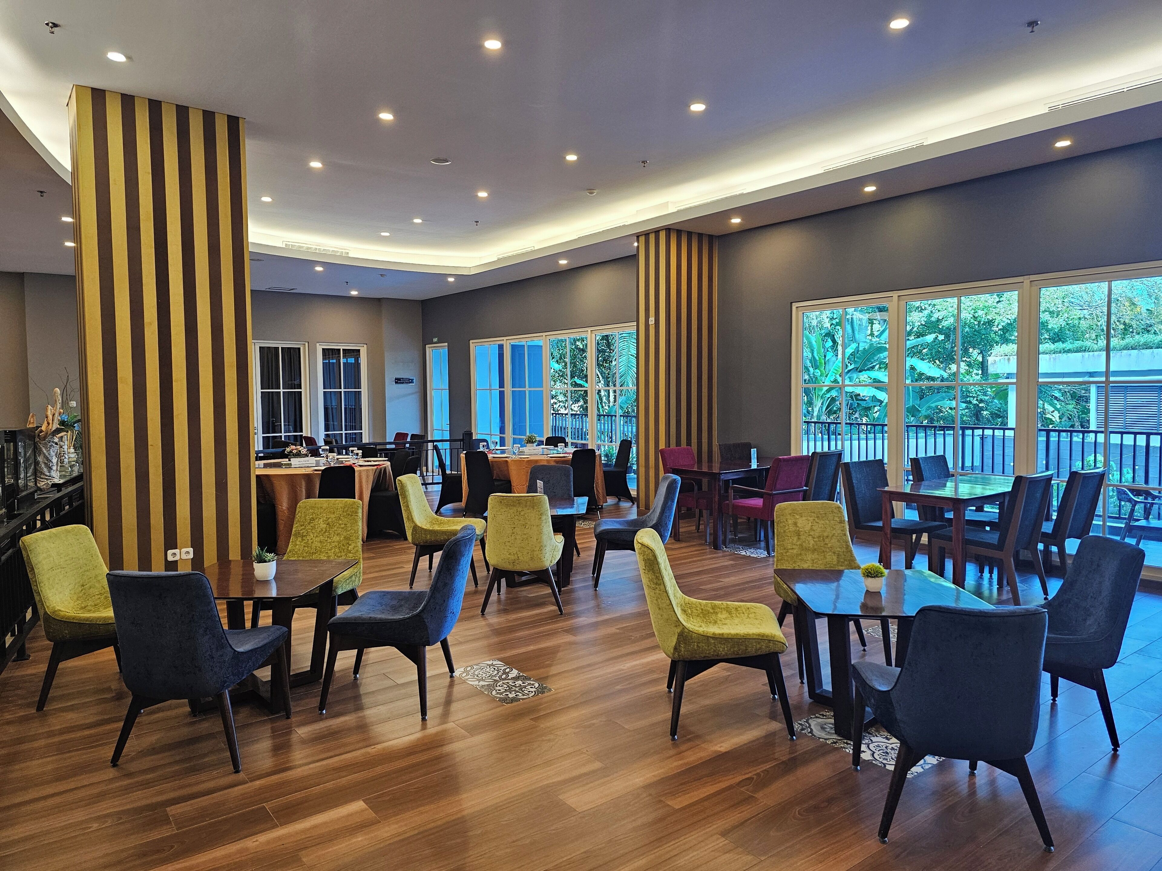 Breakfast, lunch, dinner served; Indonesian cuisine 