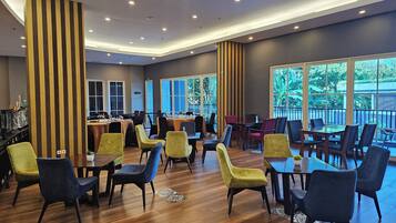 Breakfast, lunch, dinner served; Indonesian cuisine