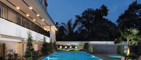 Una piscina al aire libre