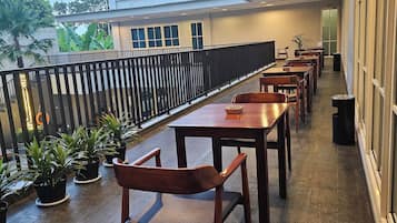 Breakfast, lunch, dinner served; Indonesian cuisine