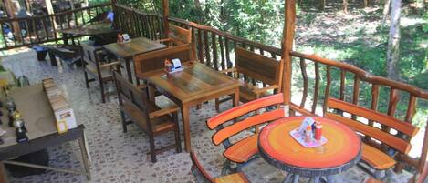 Se sirven desayunos, comidas, cenas y cocina tailandesa