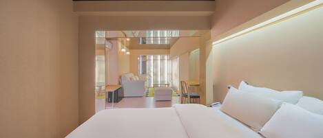 Suite | Down comforters, free WiFi