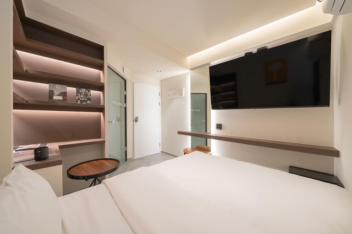 Standard Room | Down comforters, free WiFi