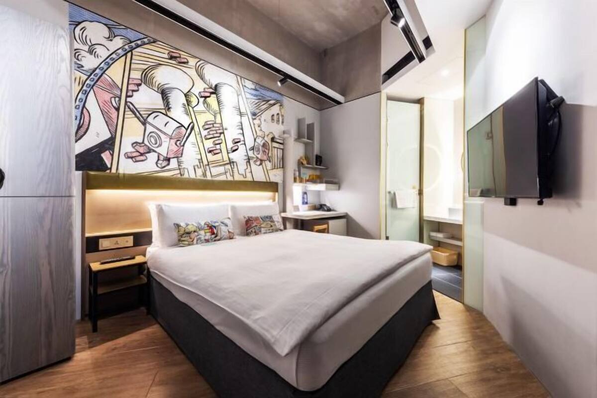 1 bedroom, premium bedding, in-room safe, desk
