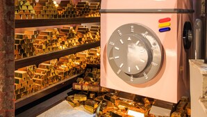 Ett förvaringsutrymme för guld, utrustat med hyllor och ett stort kassavalv.