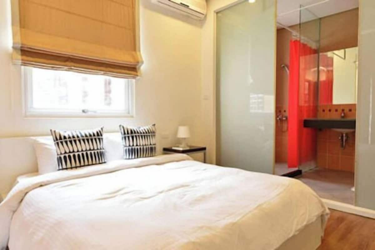 Cortinas opacas, sistema de insonorización, camas supletorias