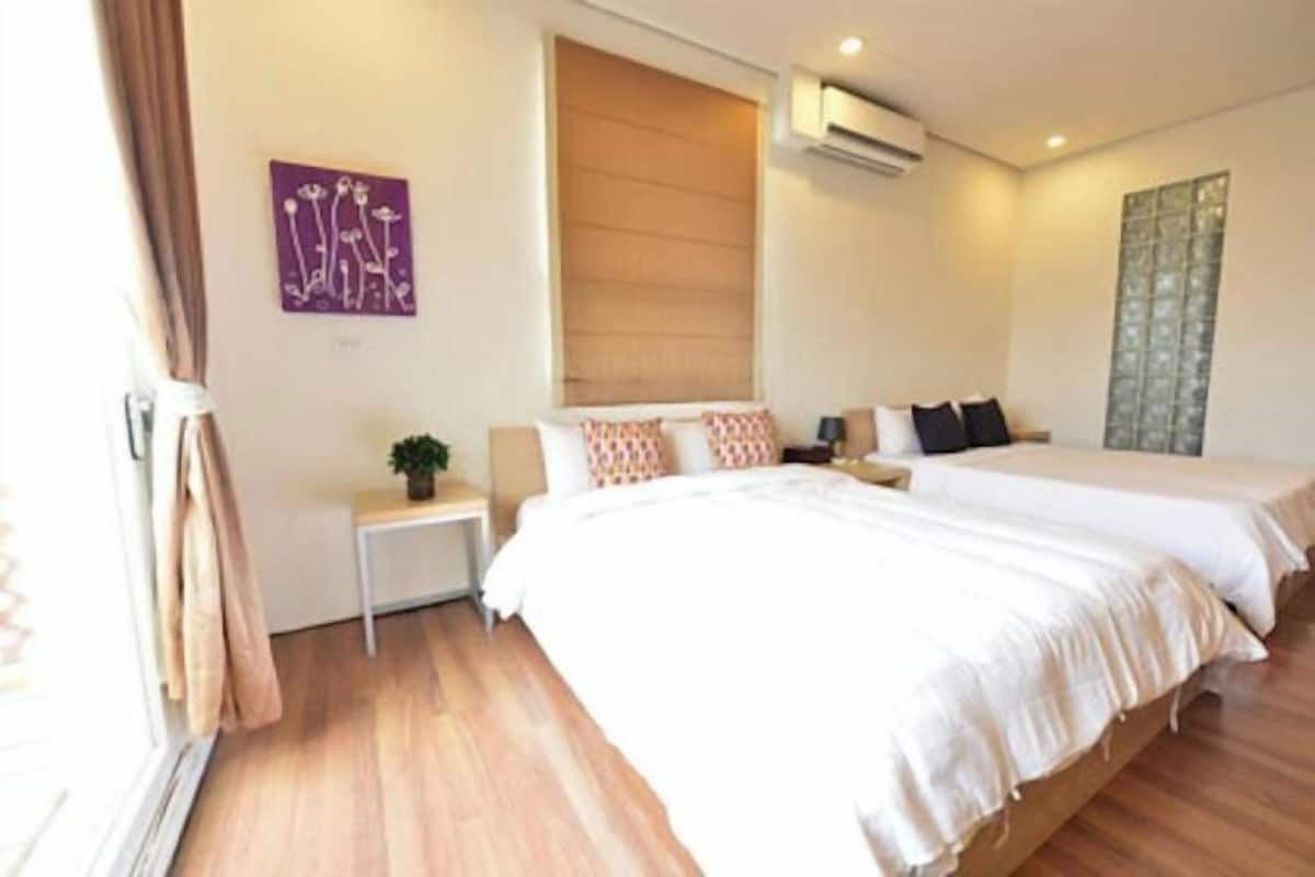 Cortinas opacas, sistema de insonorización, camas supletorias