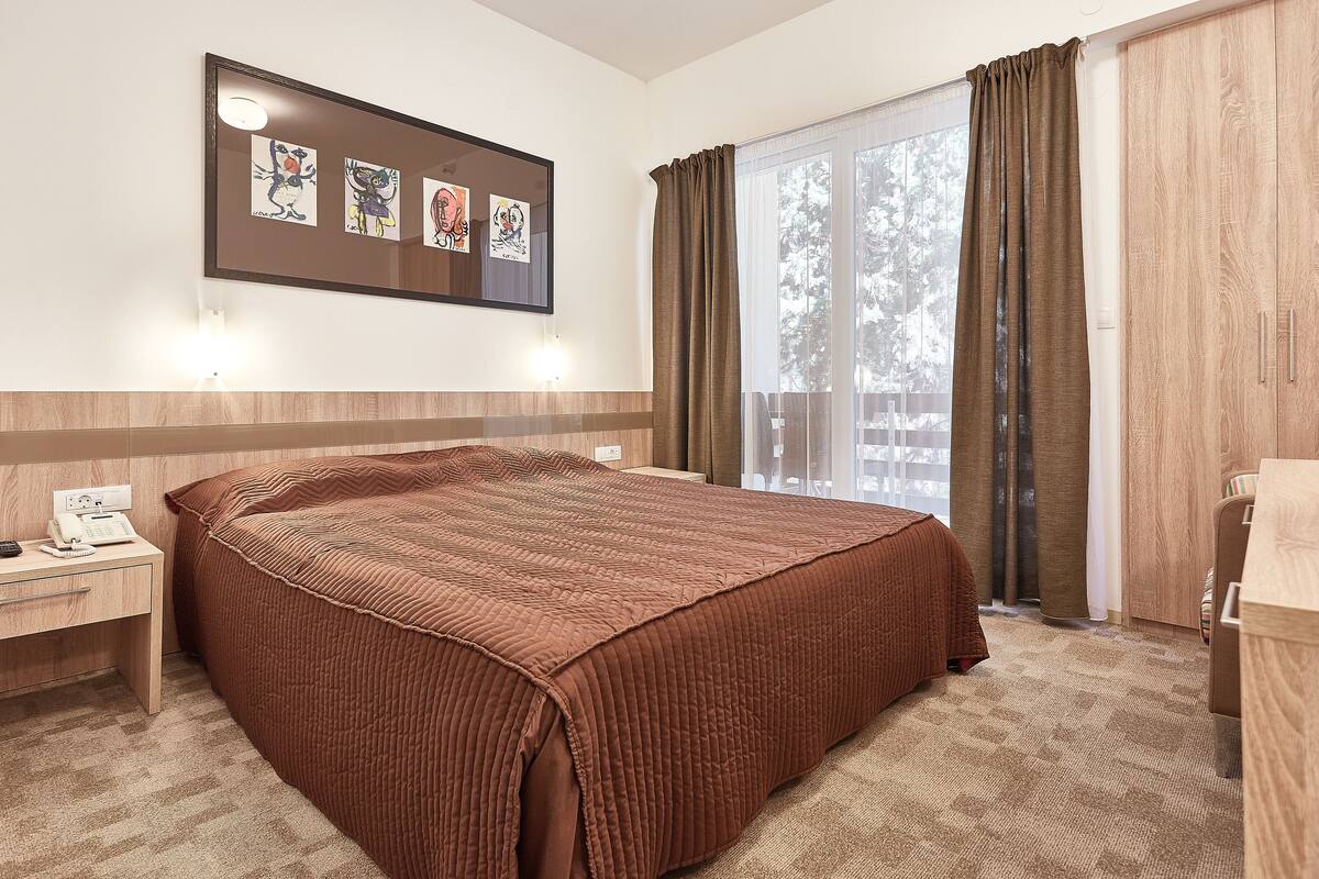 Phòng đôi Deluxe, phù hợp cho người khuyết tật, quang cảnh vườn | Bộ đồ giường cao cấp, minibar, bàn, phòng cách âm