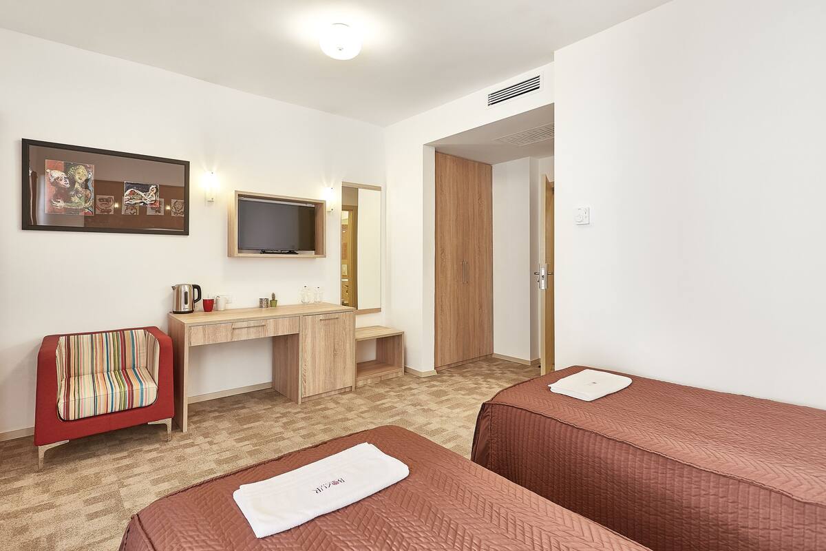 Phòng 2 giường đơn tiện nghi đơn giản, phù hợp cho người khuyết tật | Bộ đồ giường cao cấp, minibar, bàn, phòng cách âm