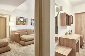 Căn hộ Deluxe, phù hợp cho người khuyết tật, quang cảnh vườn | Bộ đồ giường cao cấp, minibar, bàn, phòng cách âm 