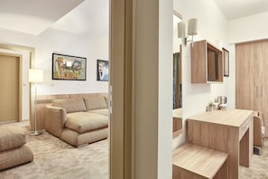 Căn hộ Deluxe, phù hợp cho người khuyết tật, quang cảnh vườn | Bộ đồ giường cao cấp, minibar, bàn, phòng cách âm