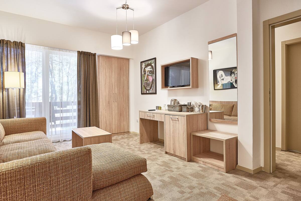 Căn hộ Deluxe, phù hợp cho người khuyết tật, quang cảnh vườn | Khu phòng khách | TV LED 32-inch có truyền hình cáp, TV