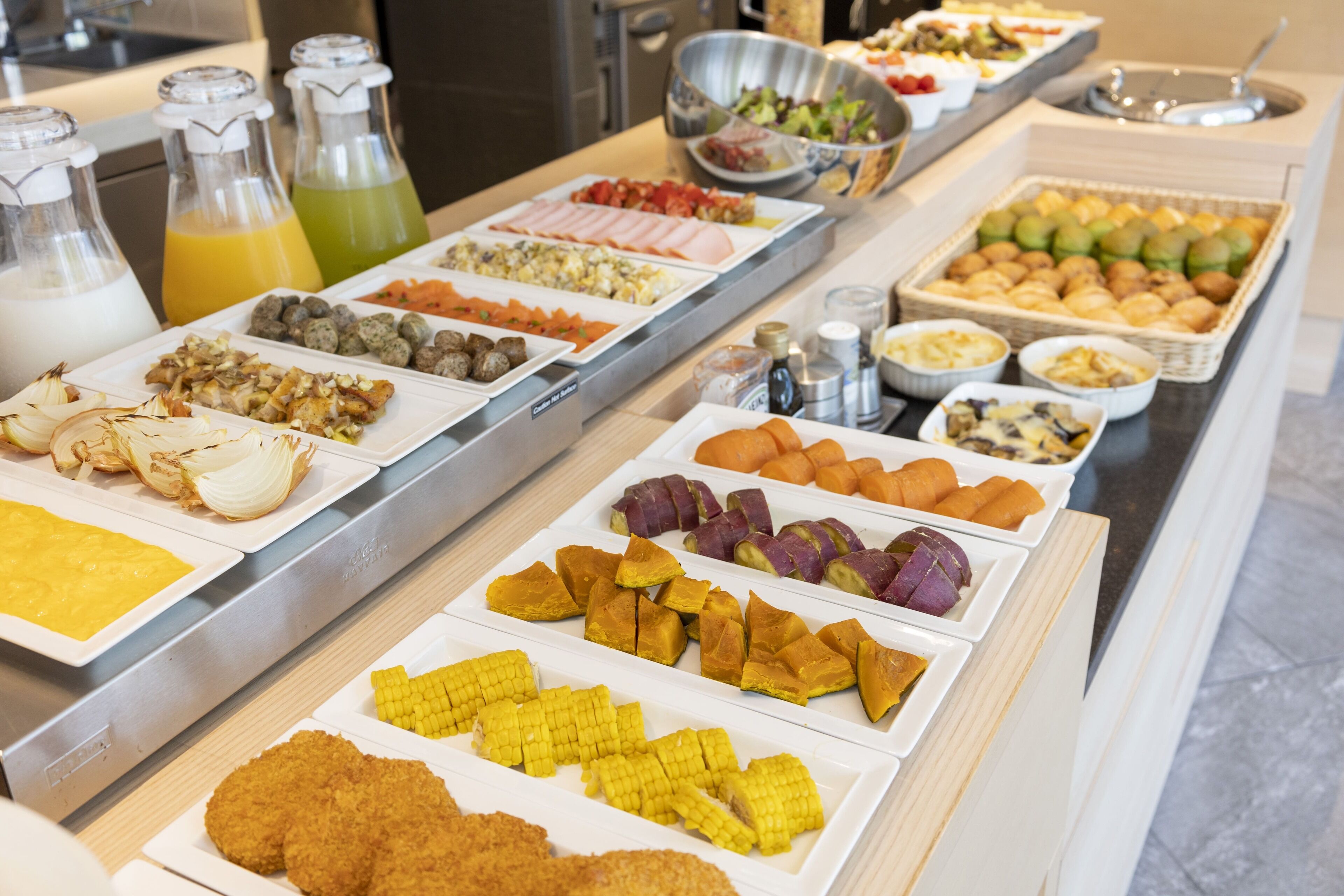 daily buffet breakfast (jpy 2500 per person)