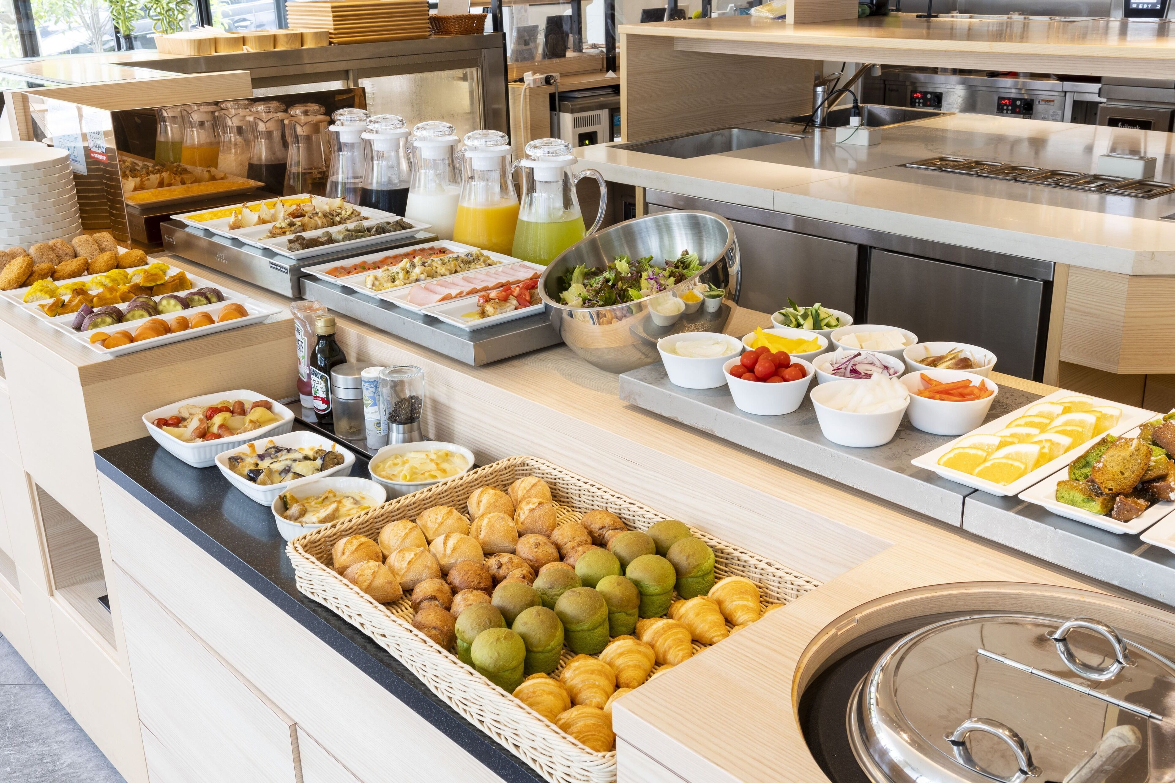 daily buffet breakfast (jpy 2500 per person)