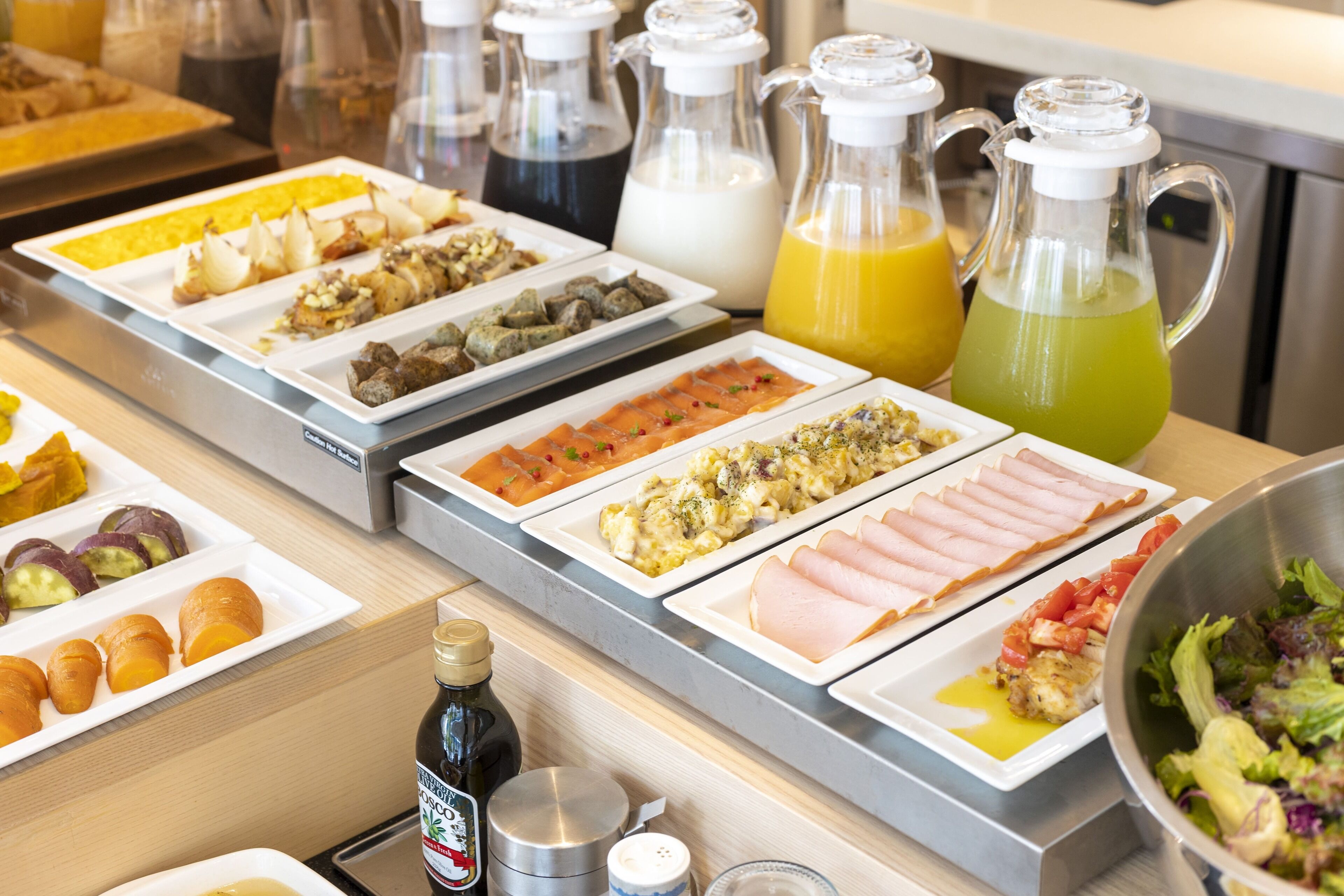 daily buffet breakfast (jpy 2500 per person)