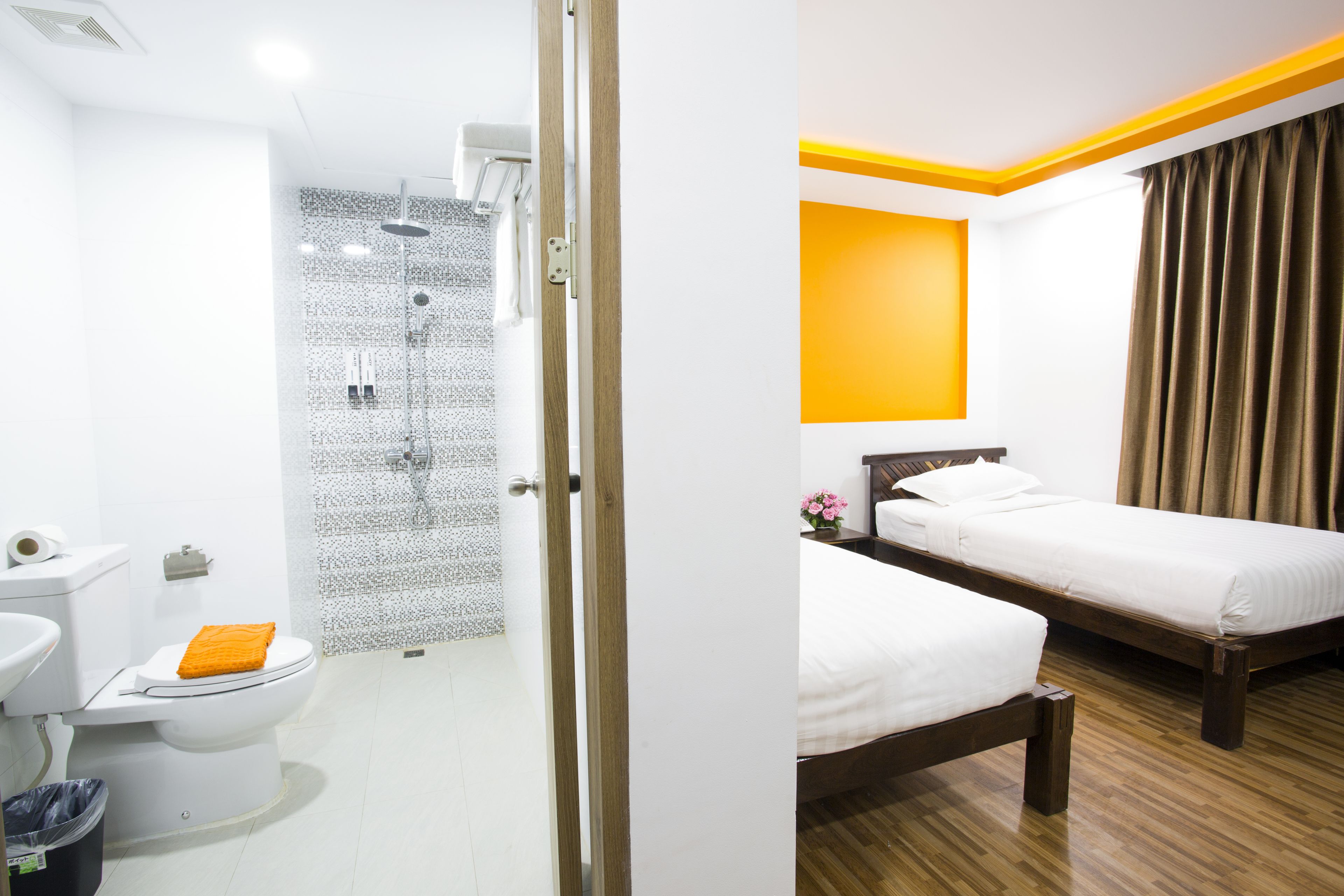 deluxe twin room | minibar, in-room safe, desk, free wifi