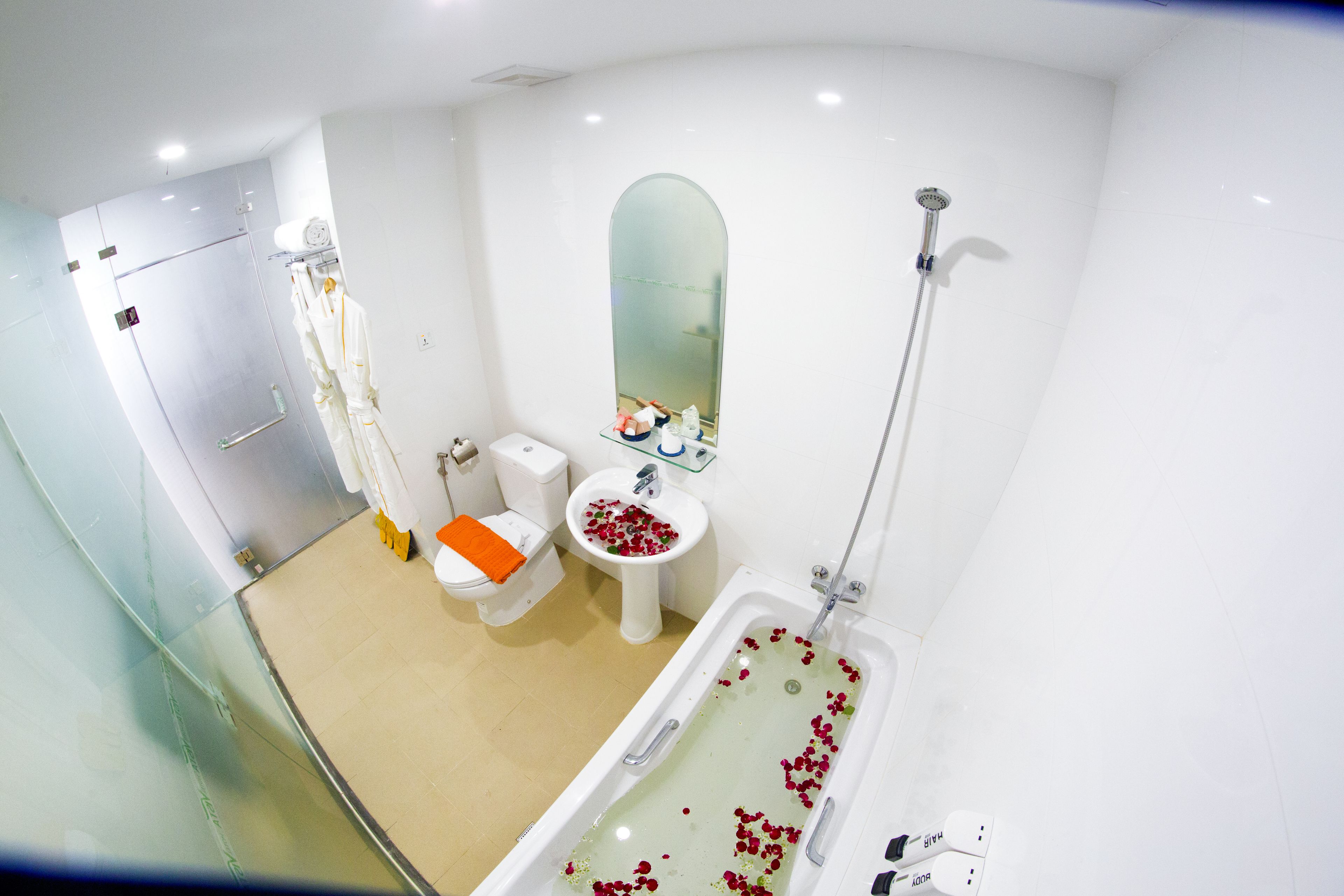 Artículos de tocador gratuitos, secador de pelo, batas, pantuflas