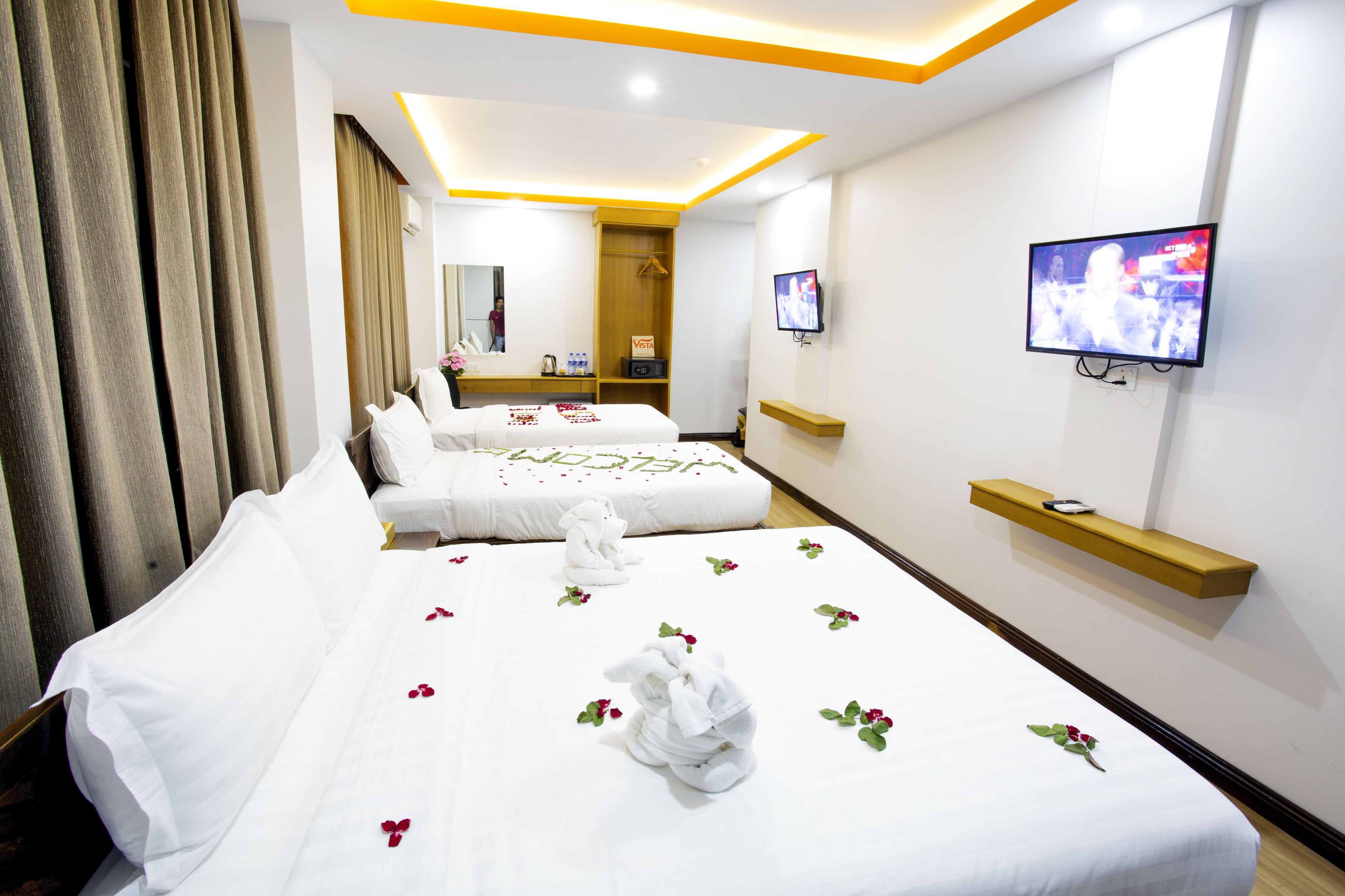 deluxe family suite  | minibar, in-room safe, desk, free wifi